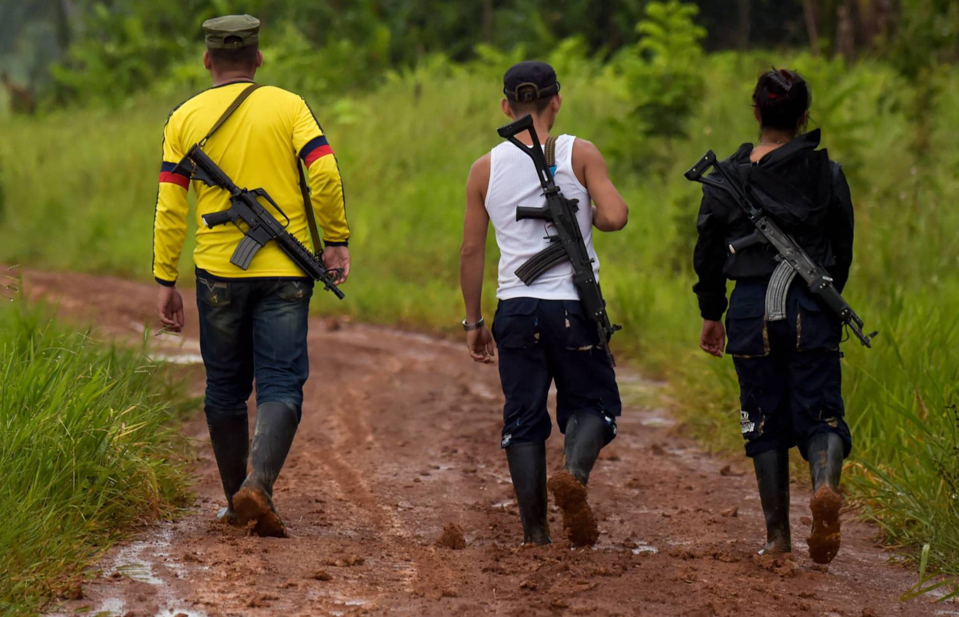 Un indígena herido en un enfrentamiento entre grupos armados ilegales en Colombia
