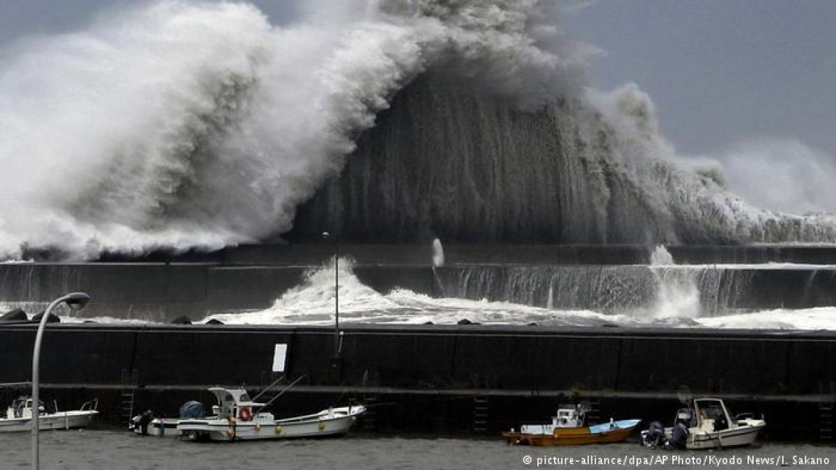 El tifón más fuerte en 25 años golpea Japón