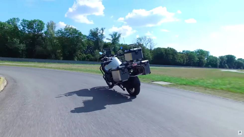 (Video) No es un conductor fantasma es un prototipo de moto autónoma