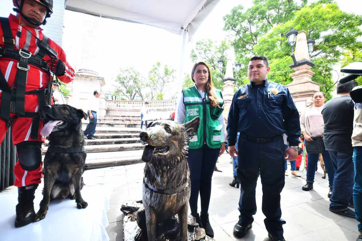Una estatua de «Humo», el héroe canino que salvó a 6 personas en el terremoto en México