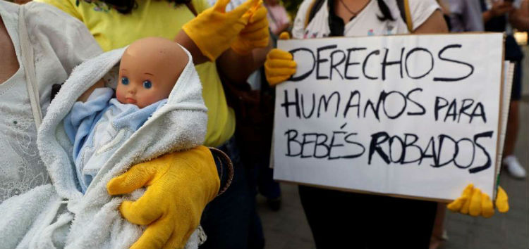 Se reanuda el primer juicio por bebés robados en España