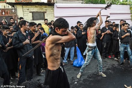 (Fotos) Padres obligan a hijos a caminar sobre brasas en sangrienta ceremonia de autoflagelación