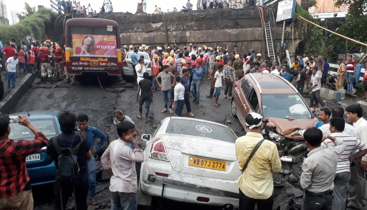 (Fotos+Video) ¡Impactante! Colapsa puente en la India dejando 25 heridos