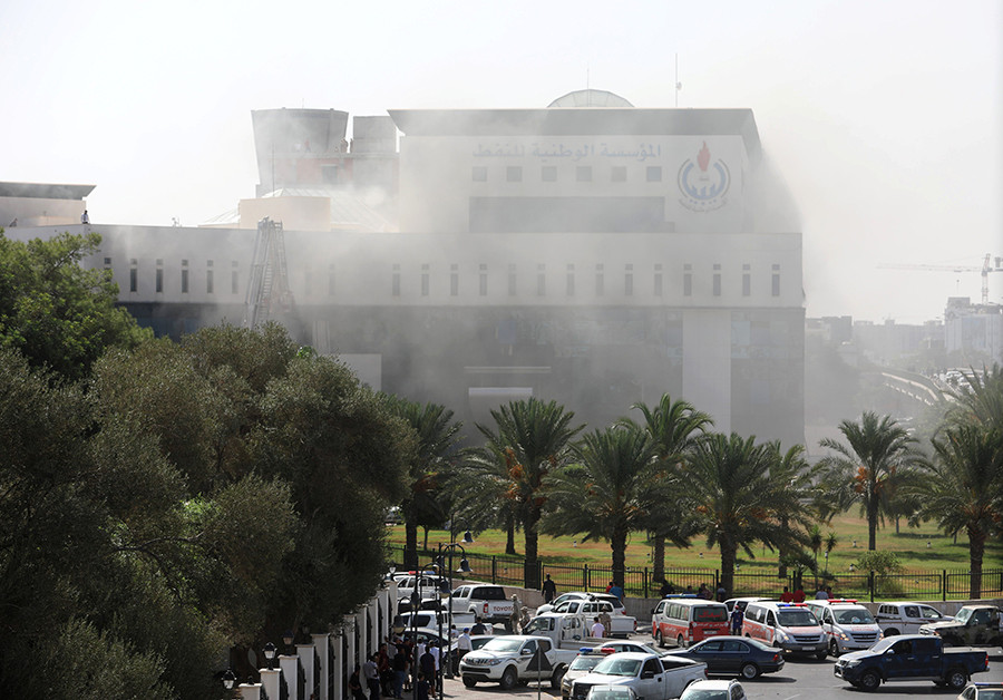 (Video, fotos) Atacan con explosivos la sede petrolera nacional de Libia