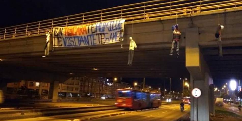 Muñecos colgados en puente de Santa Fé podría ser una amenaza de las mafias del narcotráfico colombiano