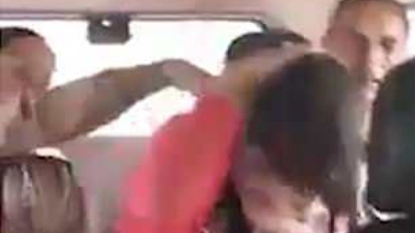 (Vídeo) Mujer policía abofetea a una joven por tener de pareja a un musulmán