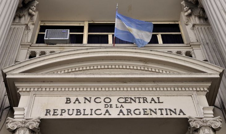 El dólar marca récord histórico al superar los 42 pesos argentinos