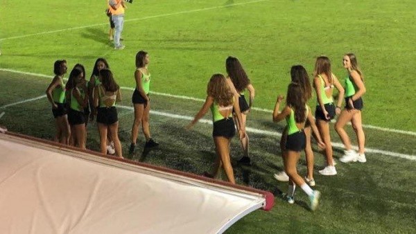 (Video) Polémica sexista: Equipo de fútbol italiano utiliza adolescentes con shorts como recogepelotas