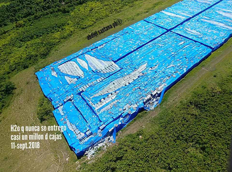 (Fotos) Cargamento de agua para víctimas del huracán María nunca se repartió