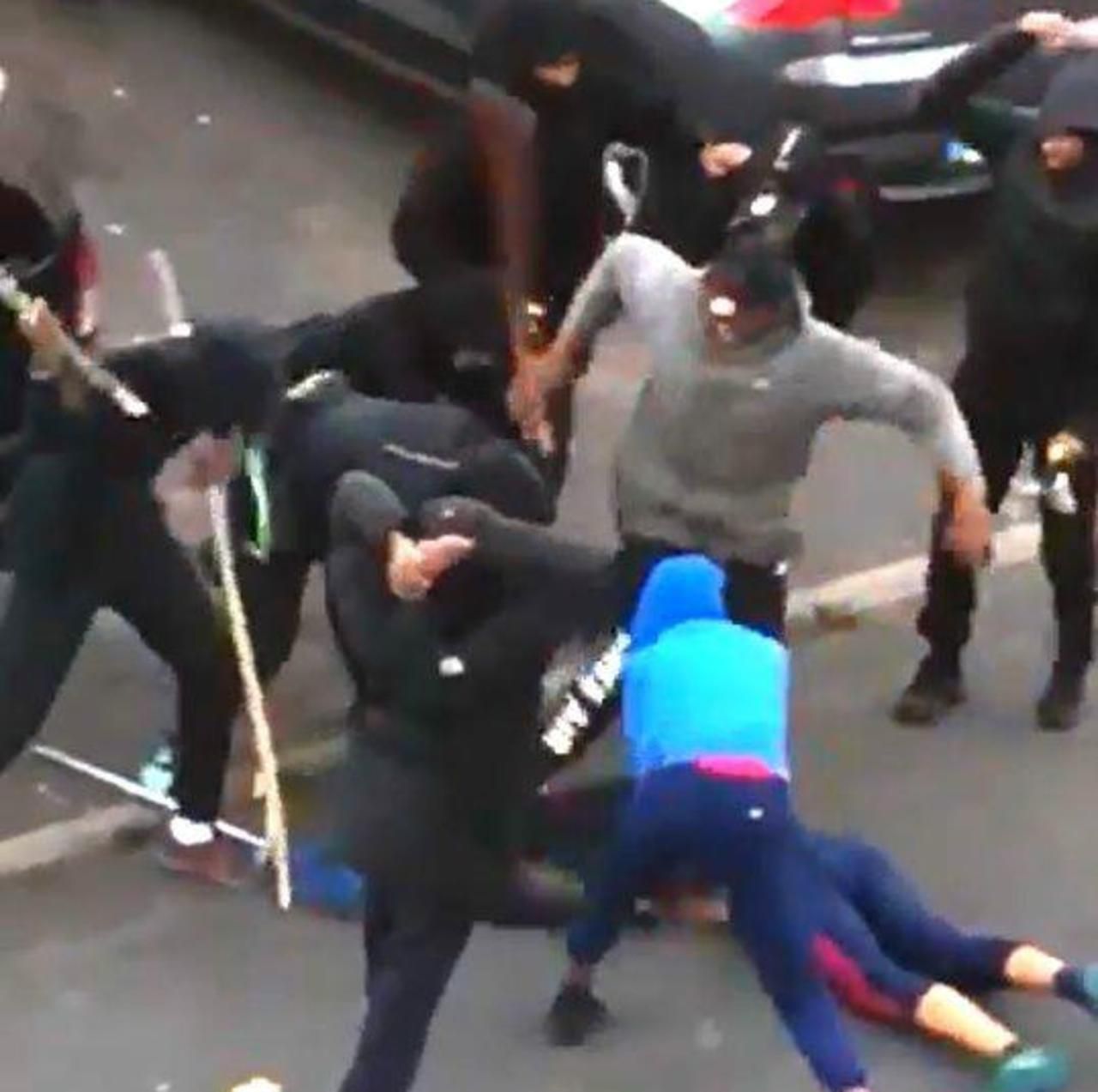(+Video) Con palos y barras de hierro un grupo de jóvenes propinan brutal paliza a un menor en Francia