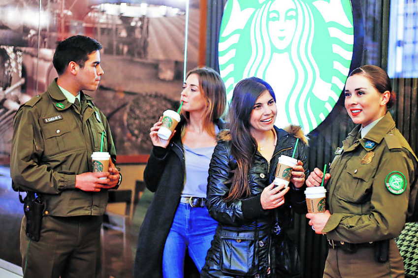 Presidente del sindicato Starbucks critica café con Carabineros: “Es un lavado de imagen”