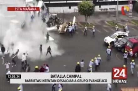 (Video) Una secta ocupa estadio de fútbol y los hinchas los expulsan a palos