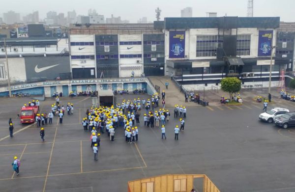 Miembros de una iglesia evangélica ocupan las instalaciones del club Alianza Lima