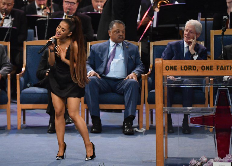 (Videos+fotos) Indignación en las redes por las «miradas» de Bill Clinton a Ariana Grande durante funeral de Aretha Franklin