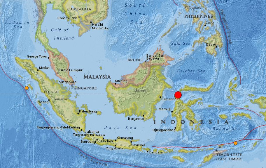 Un muerto y varios heridos tras sismo de magnitud 7,5 en Indonesia