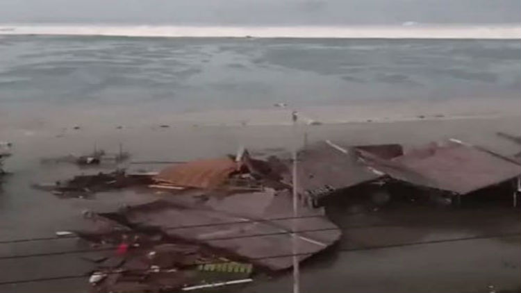 (Video) Un tsunami azota Indonesia tras sismo de 7,5 en la isla de Célebes