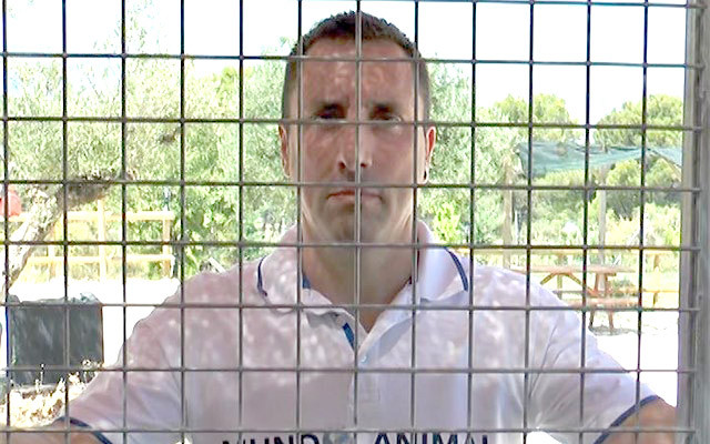 (Video) Por los animales: activista español se encierra en una jaula canina de manera voluntaria e indefinida