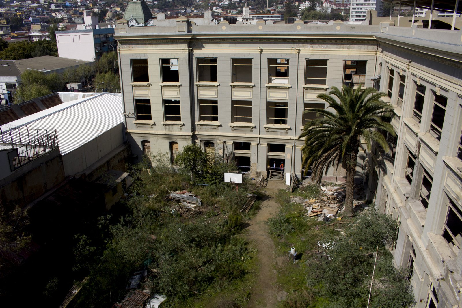 Valparaíso: Empezaron obras de recuperación de la abandonada escuela Ramón Barros Luco