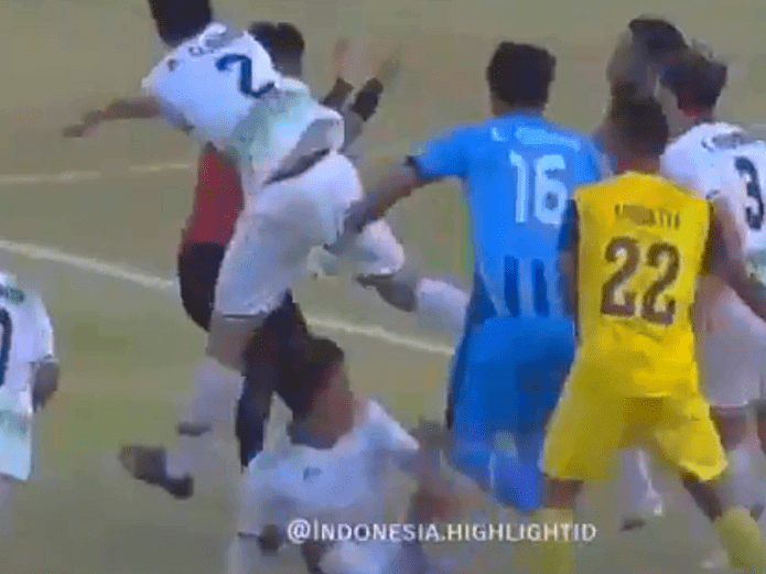 ¡Tremenda paliza! A patadas fue tomada la decisión del árbitro en fútbol de Indonesia