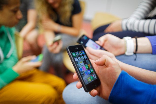 Una escuela prohíbe el uso de celulares y aprueba su confiscación