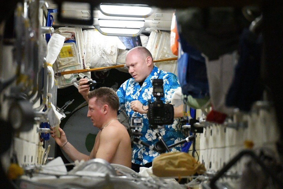 (Video) ¿Podrías creer que existe una barbería en el espacio?