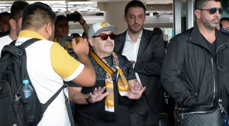 Diego Maradona recibe el trato de una estrella de rock en México