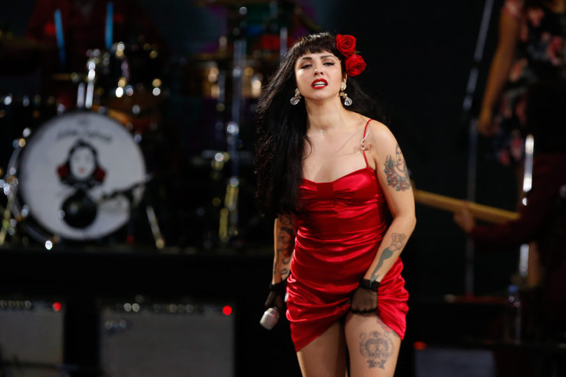 Mon Laferte se hace viral en redes bailando la murga de Panamá