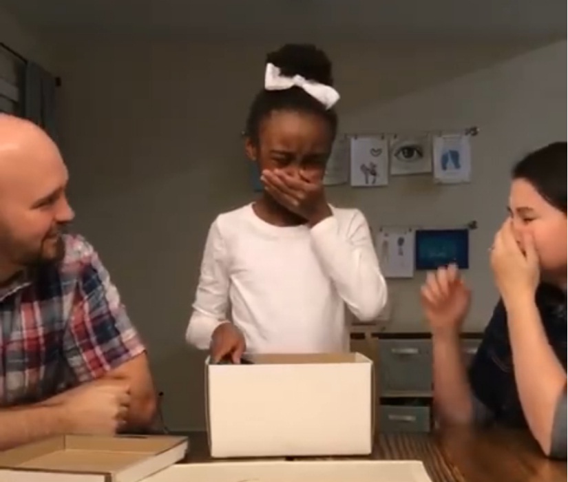 (Vídeo) Niña se desplomó en llanto al conocer la noticia de su adopción