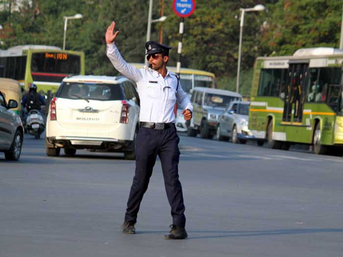 (Video) Un policía vial mueve las caderas y baila mientras dirige el tránsito