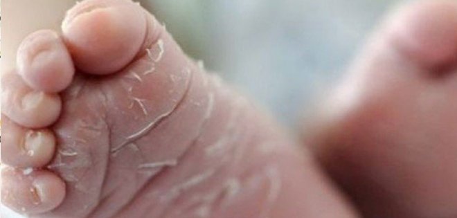 Desgarrador video: El niño que nació del vientre de una cloaca en la India