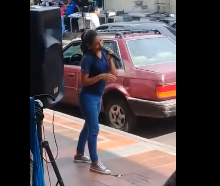 (Video) Venezolana sorprende a todos cuando deja de vender café y pide un espacio para cantar
