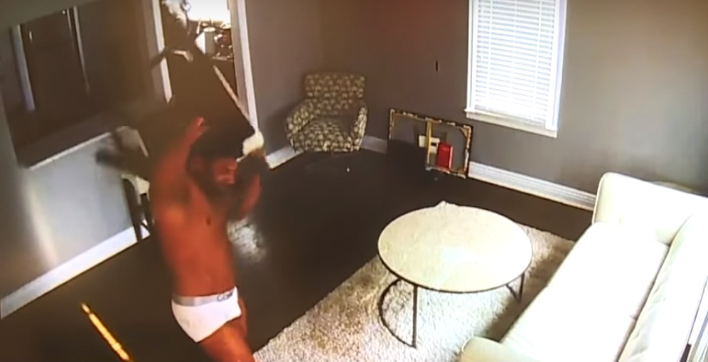 Video: En ataque de celos fisiculturista golpea, acuchilla y deja en coma a su novia