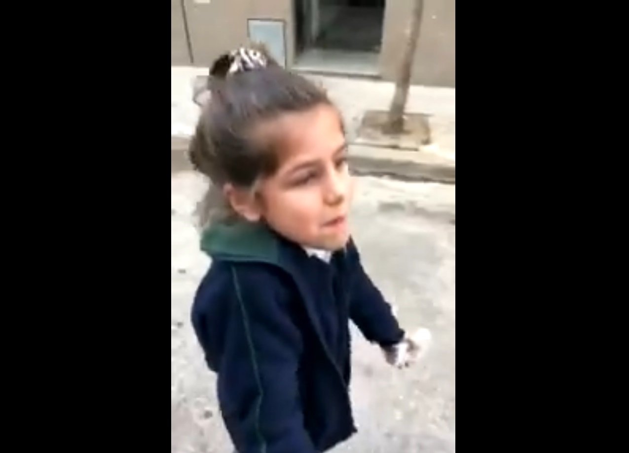 (Video) Niña molesta con sus padres se hace viral en Twitter