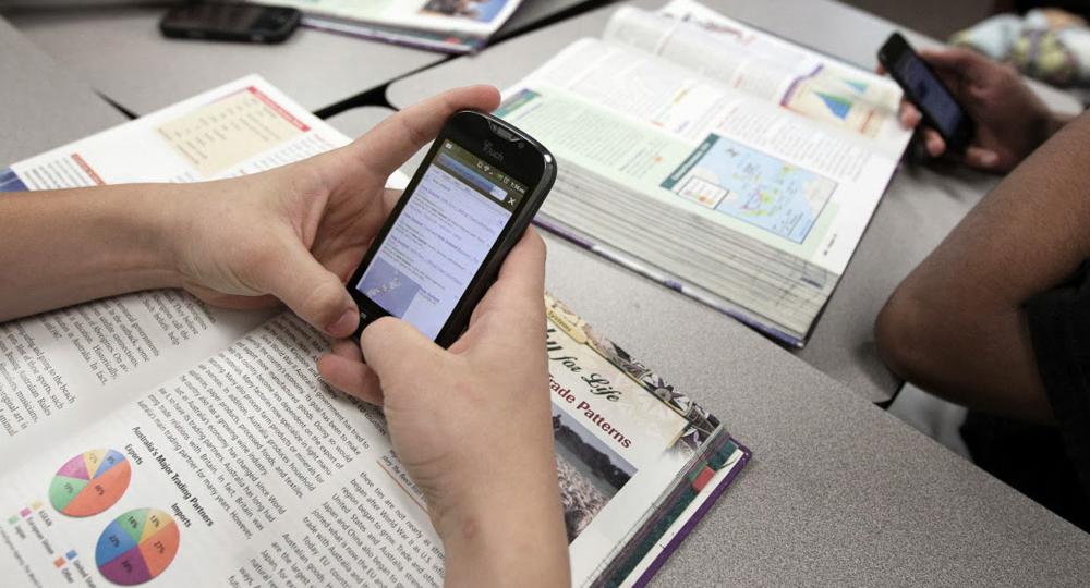 En colegios italianos prohíben a estudiantes teléfonos móviles para formar seres más sociables