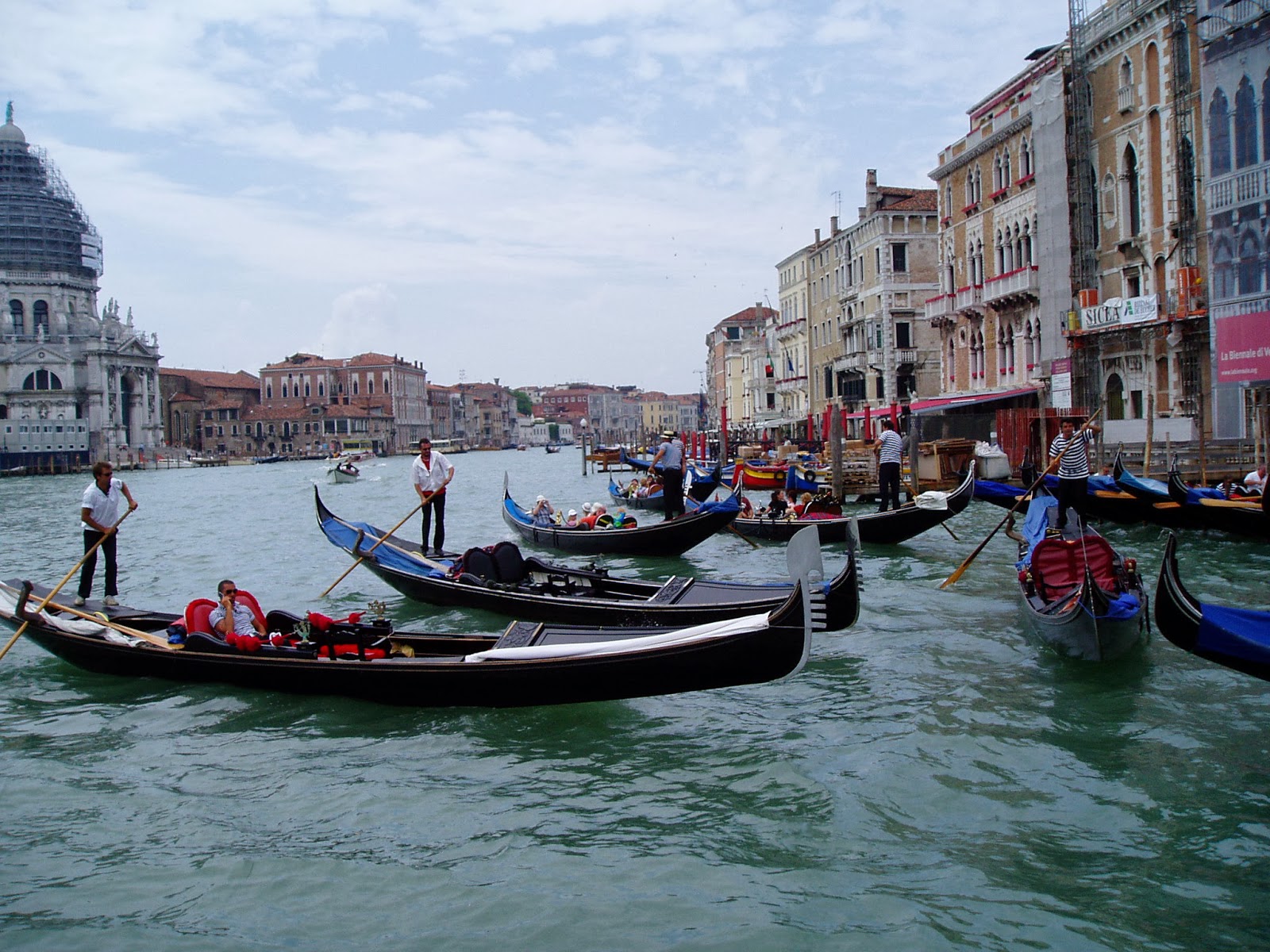 Con 500 euros multarán a turistas que se sienten en el suelo en Venecia