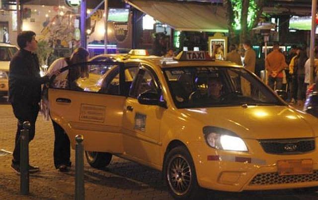 Mujer pidió un taxi para ir a un motel con su amante y el chofer resultó ser su esposo