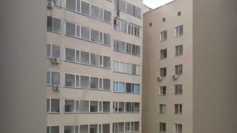Un angustiante video muestra cómo es salvado un niño mientras cae al vacío en Kazajistán