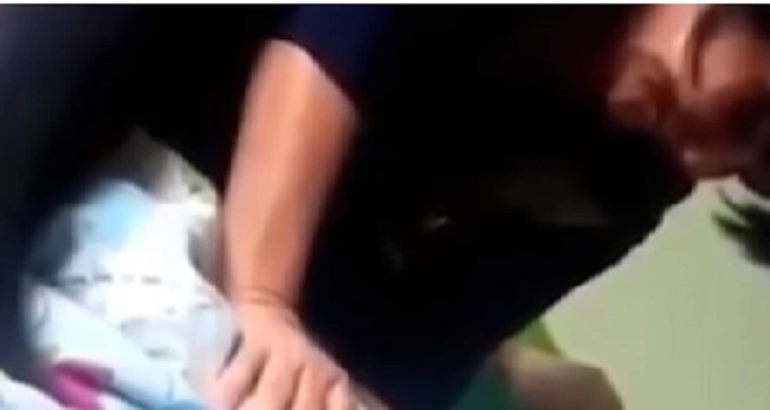 (Vídeo) Maestra de kínder estrangula a una bebe de 9 meses y el hecho quedó grabado