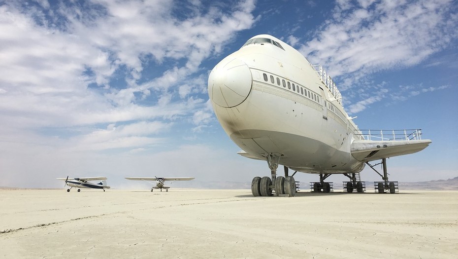 Un avión gigantesco fue abandonado en el desierto de Nevada