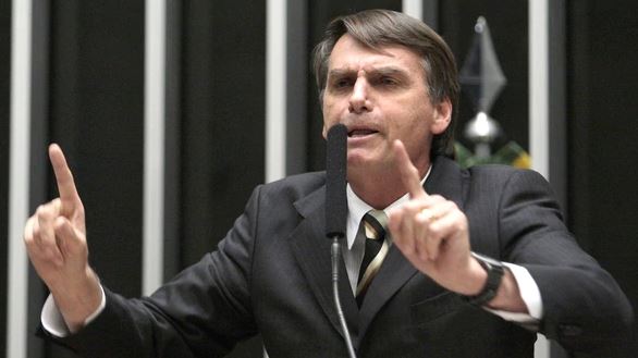 Bolsonaro se enfrenta a su compañero de fórmula y desata otra polémica