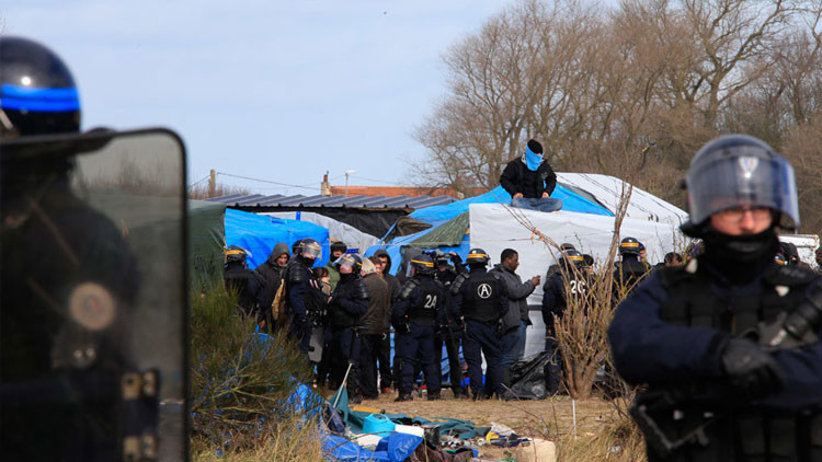 Policía francesa desmanteló un campamento de inmigrantes en el puerto de Dunkerque