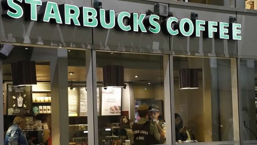 Sindicato de Starbucks critica la invitación «a tomarse un café con Carabineros» en los locales de la cadena