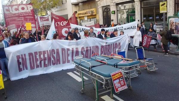 Plan privatización: oleada de despidos masivos afecta a médicos argentinos