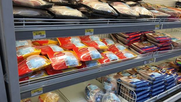 Proyecto de ley establece que supermercados y restaurantes deberán donar la comida por vencer o mal rotulada