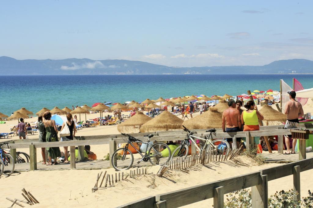 Playas de Portugal reciben miles de turistas pero no hay quien los atienda