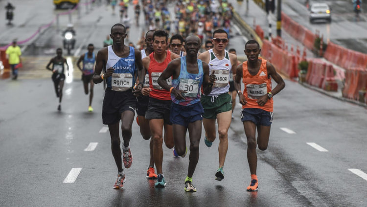 Atropellan a un atleta keniano mientras lideraba la media maratón de Medellín