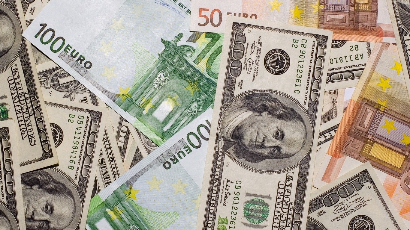 ¿Rumbo a la extinción? Dólar estadounidense continúa cayendo frente al euro