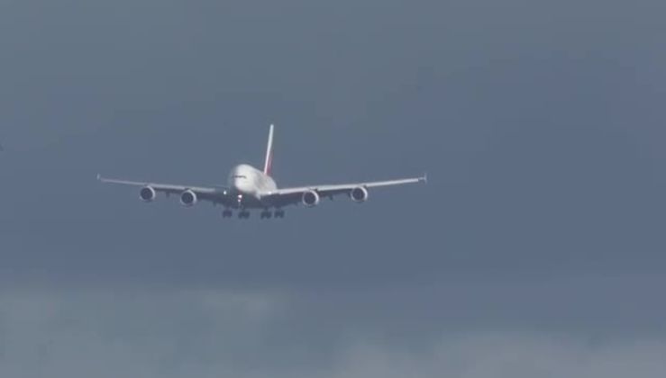 (Video) Fuerte tormenta impide aterrizaje de un avión en Irlanda y causa pánico en los pasajeros