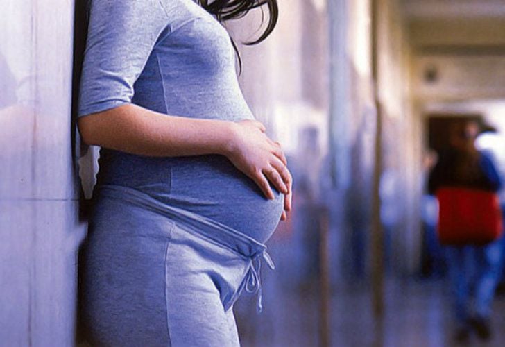 Adolescentes embarazadas corren más riesgos que mujeres adulta al parir