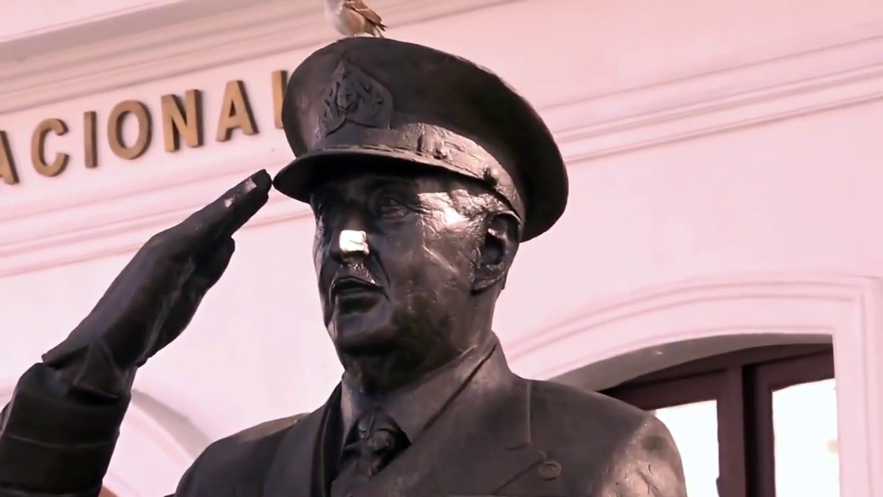 Corte de Santiago ordena a la Armada retirar estatua de Merino desde el frontis del Museo Naval en Valparaíso